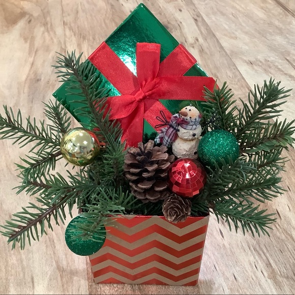 Small Christmas Floral Design With Snowman - Picture 2 of 5